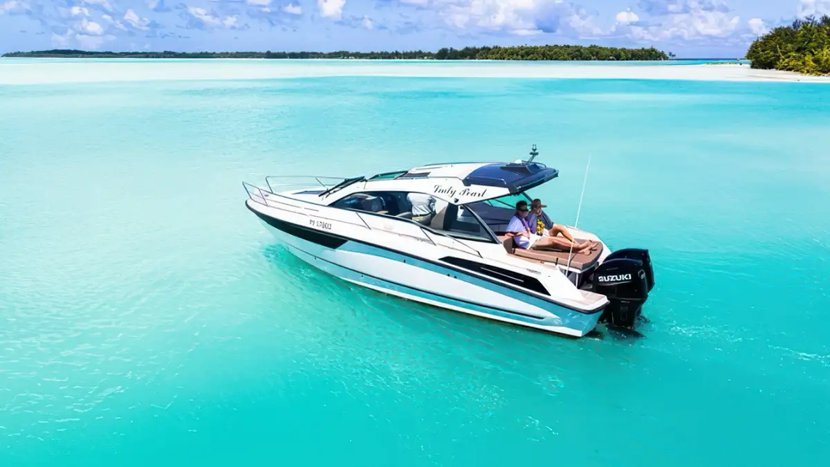Luxury airport transfer passing through the lagoon of Bora Bora